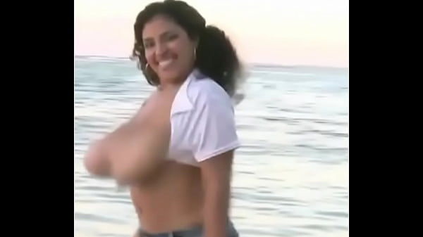 Casada balan&ccedil;ando os seios na praia