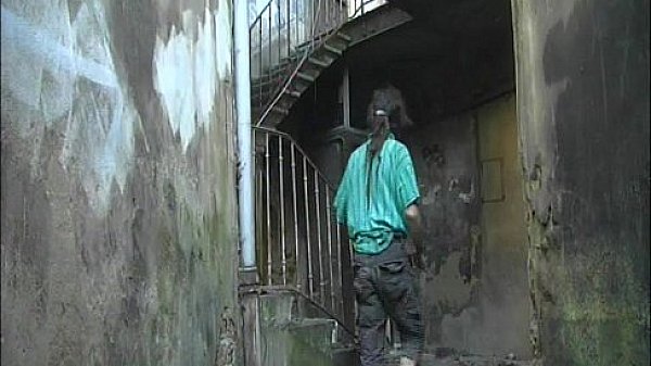 Dans la cage d'escalier  