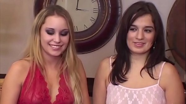 Her har vi tre liderlige piger, der g&oslash;r det uden en mand, de gnider bryster, fitter og dildoer ... har det sjovt at se ...