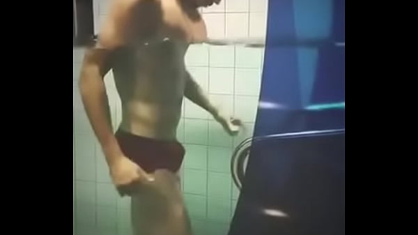 Atleta fazendo exercicio de sunga e video 