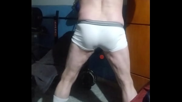 Entrenamiento y baile terminando al desnudo y eyaculando. 