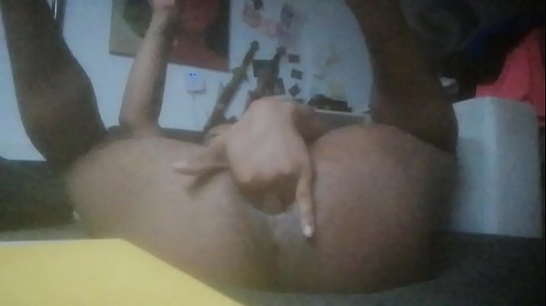 ce m&eacute;tis pas tr&egrave;s &acirc;g&eacute;e qui se masturbe en se sodomise en avec son gode  allong&eacute; sur un clic-clac