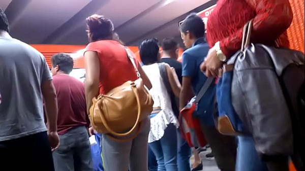 Culona en e metro 01