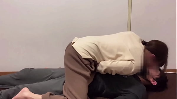 【友達のお母さん】成長した僕を見て理性抑えきれずに濃厚フェラしてきた淫乱美熟女！　ぶっかけ　大量射精　絶頂　乳首責め　女性用　人妻　痴女　美魔女　美人　母親　かわいい　個人撮影　素人　日本人　えむゆみ