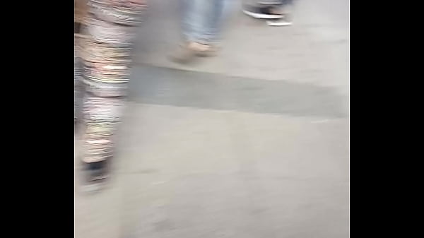 Mica como mueve ese trasero