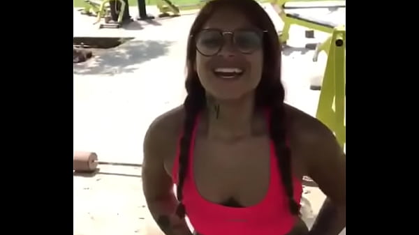 Chica se desnuda al aire libre