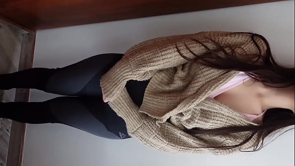 Haciendo el amor con una chica inocente de mi clase. Tetas peque&ntilde;as culo grande.