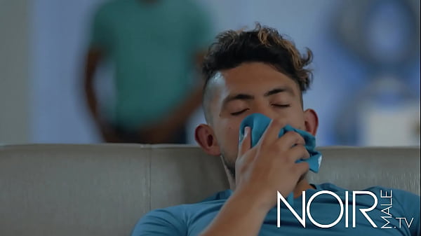 Mi compa&ntilde;ero de piso tiene la polla demasiado grande, creo que no me cabe en el culo 