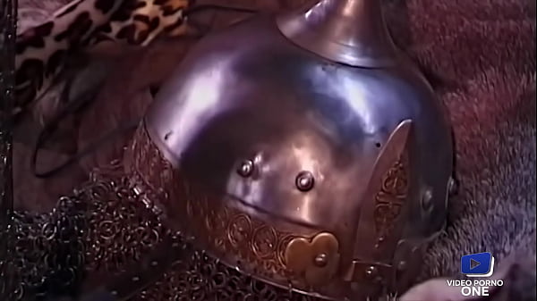 Brunette aux gros seins trompe le chef de village all&egrave;grement