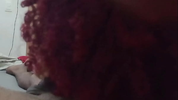 Esposa tem um talento especial ela chupa e esconde o pau corno n&atilde;o aguentas de tesao e goza p&eacute;s de sua amada