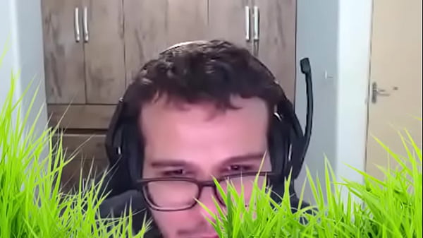 Ela com outro e eu jogando  