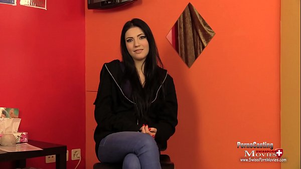 Teen Mia Evans beim Interview am Porno Casting Diese geile Luder m&ouml;chte sich ganz noch oben ficken in der Porno-Branche.  