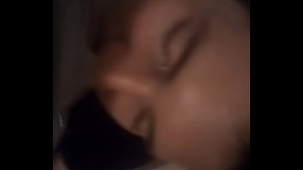 Papi juega con mis tetitas perforadas