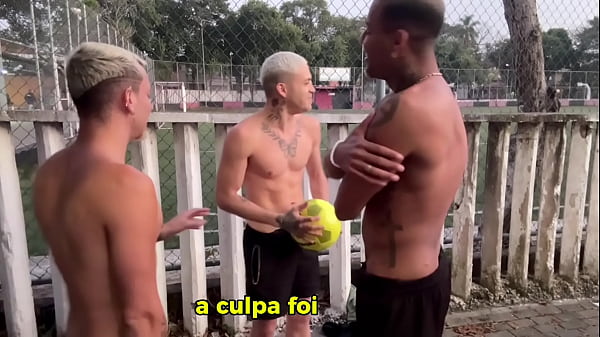 3 heteros dotados fudendo depois do jogo de futebol na broderagem