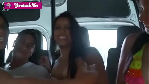 Garotas da Van - Sexo grupal, lesbianismo e muito mais, entre 3 gatas safadas e convidado especial  