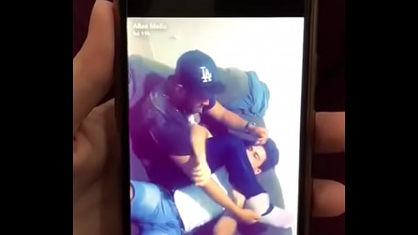 novinho levando rola do neg&atilde;o no sof&aacute; 