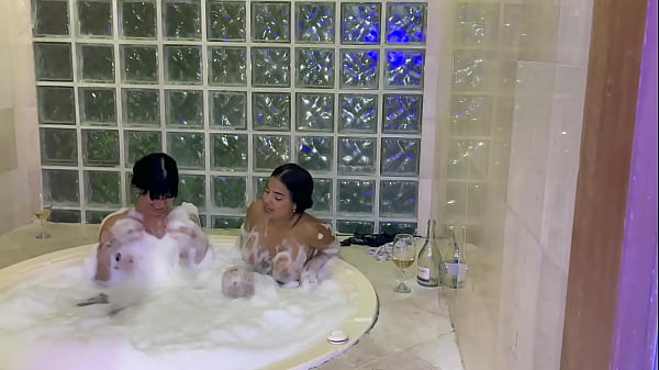dos actrices colombianas toman un descanso en el jacussi Parte 2