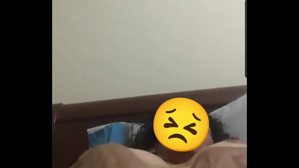 Prima llega al climax sobandose el cl&iacute;toris por video