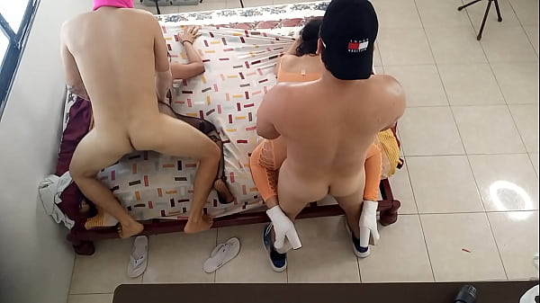 ORGIAS EN ESPANOL!!  DOS PAREJAS FOLLAN Y REALIZAN UNA LOCA ORGIA SEXUAL. LA MORENA PATUCHA FOLLA MUY INTENSO Y LA BLANCA MIRA INFIELMENTE A SU MACHO QUE NO LA FOLLA INTENSO  