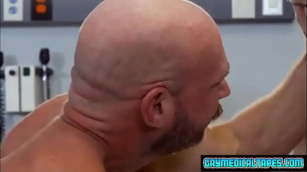 Teen barebacks his Daddy on the examination Table 