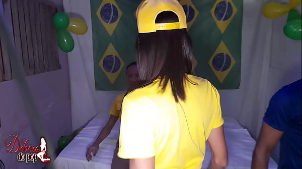 Brincadeira com duas gostosas e um submisso que amou transar com duas Trans super dotadas e safadas