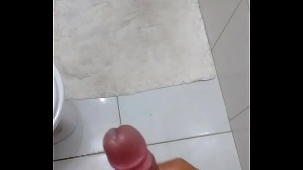 Tocando uma antes de lavar 