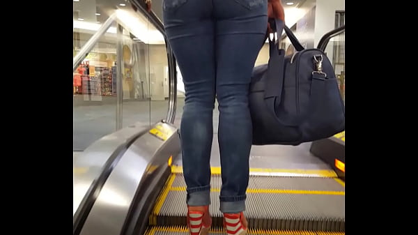 Candid Latin mestiza booty  