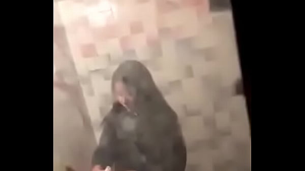 Mi prima en el ba&ntilde;o