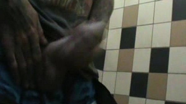 Cun in public toilet at the beach