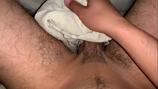 Chico se masturba rico en la cama  