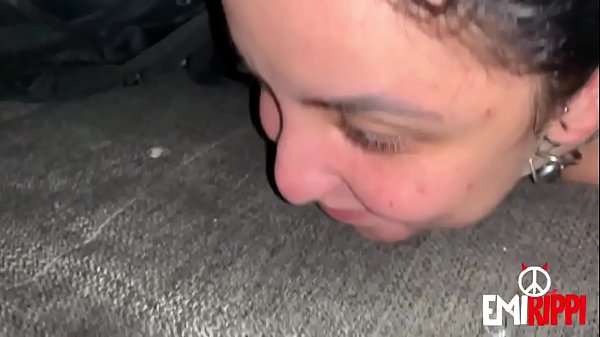 Cachorra na coleira implora para gozar