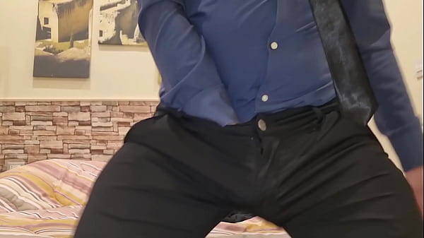 FRATELLASTRO MENTRE SI VESTE SI ECCITA | GEME E SBORRA - VESTITO ELEGANTE CON UN GROSSO CAZZO