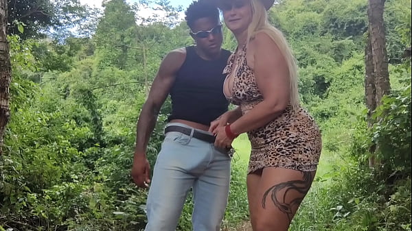 Sexo selvagem em p&uacute;blico, O turista na floresta fode o cuzinho da Tiffany com for&ccedil;a com sua anaconda enorme , deixou toda arrombado ao extreme ?0 anal