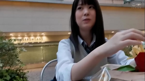 「おじさんのシてくれること全部キモチイイよ&hellip;っ」と、いつもより興奮しちゃったひなちゃん。（笑） イラマでえずいても、スパンキングでお尻が真っ赤になってもイキっぱなしで、幸せそうなひなちゃんのお顔にドピュっと射精。