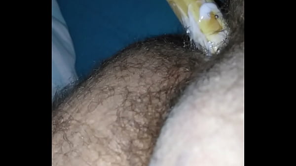 Enfiando tudo no cuzinho  