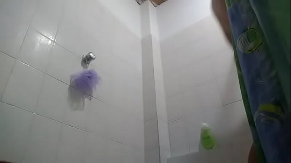 Espi&oacute; a mi padrastro mientras se ducha y se masturba
