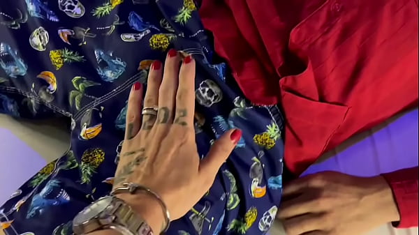 Aline Tavares seduzindo e chupando o amigo do primo que teria bebido muito a apagado na cama do hotel ! Confira essa cena completa no canal ! Link na descri&ccedil;&atilde;o do 