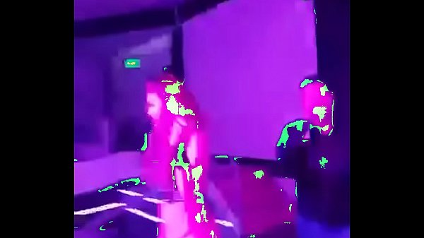 Culona moviendo las nalgas