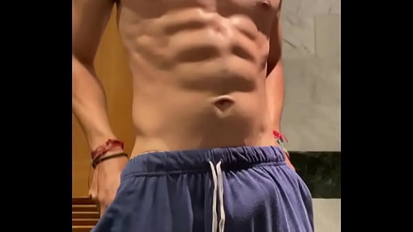 Un Man con cuerpo escultural que desea cualquier mujer.