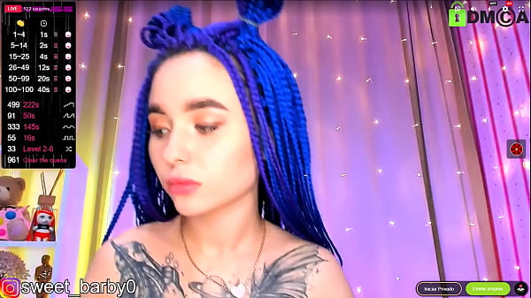 hermosa rusa se muestra en webcam y se orina  