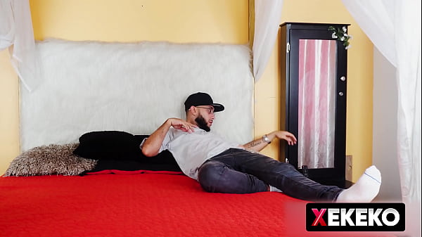 J&oacute;venes cachondos follan en la cama