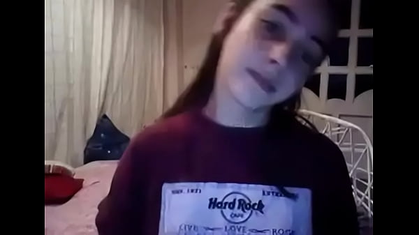 Magrinha exibindo peit&otilde;es na web 