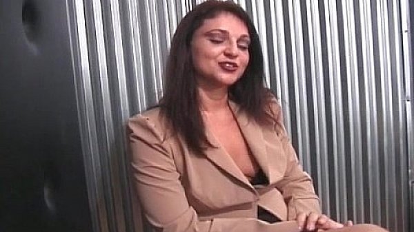 Hot sexy nasty MILF brunette babe gets