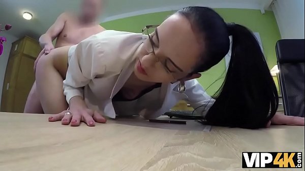 VIP4K. Un agent approuve le cr&eacute;dit d'une nympho brune pour une action sexuelle chaude 