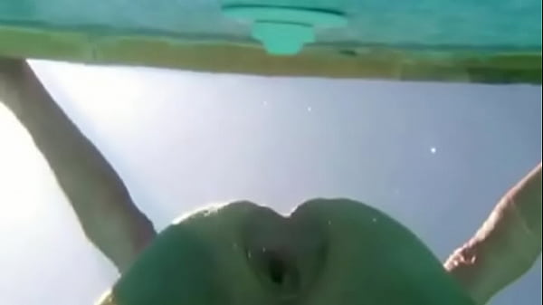 Membro da PAN exibindo o cuz&atilde;o na piscina.  