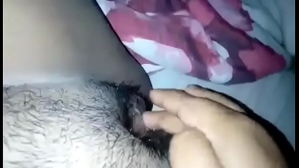 Se masturba una gordita rica