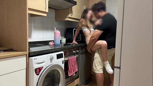 cuando la zorra de mi hijastra esta quedando con su novio , yo meto mi gran polla en su co&ntilde;o  