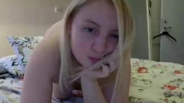 Busty chubby teen shows her entyre body to the webcam