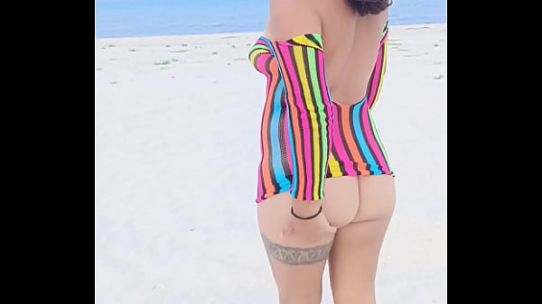 Flashing in the beach show My tits and pussy 
