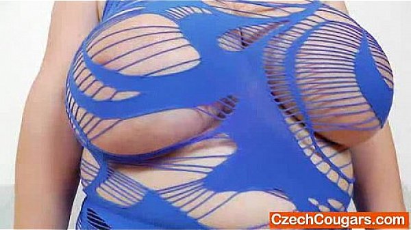 Masturbation and fuck hole stretch with ripe brunette